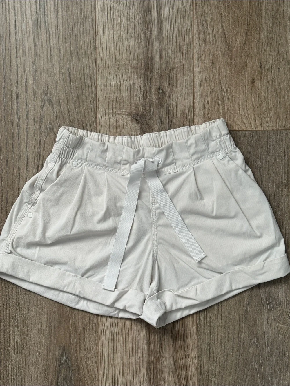 Lululemon White Women’s Athletic Shorts Size 2